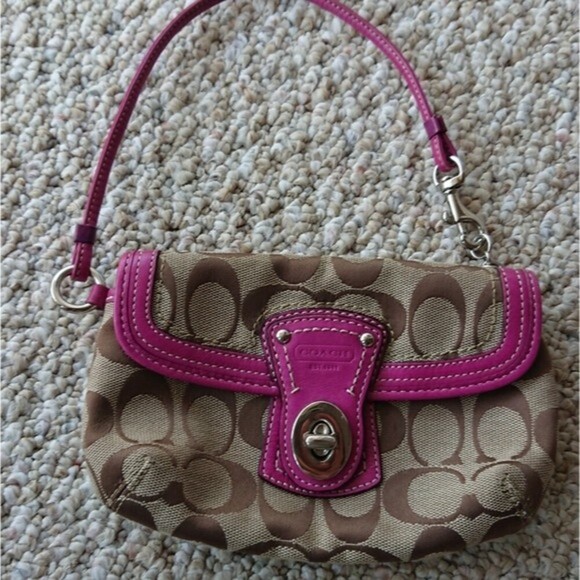 Coach pink wristlet wallet big C logo Signature Collection - Picture 1 of 9